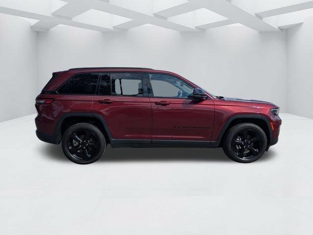 Used 2023 Jeep Grand Cherokee Altitude AWD/4WD image 3