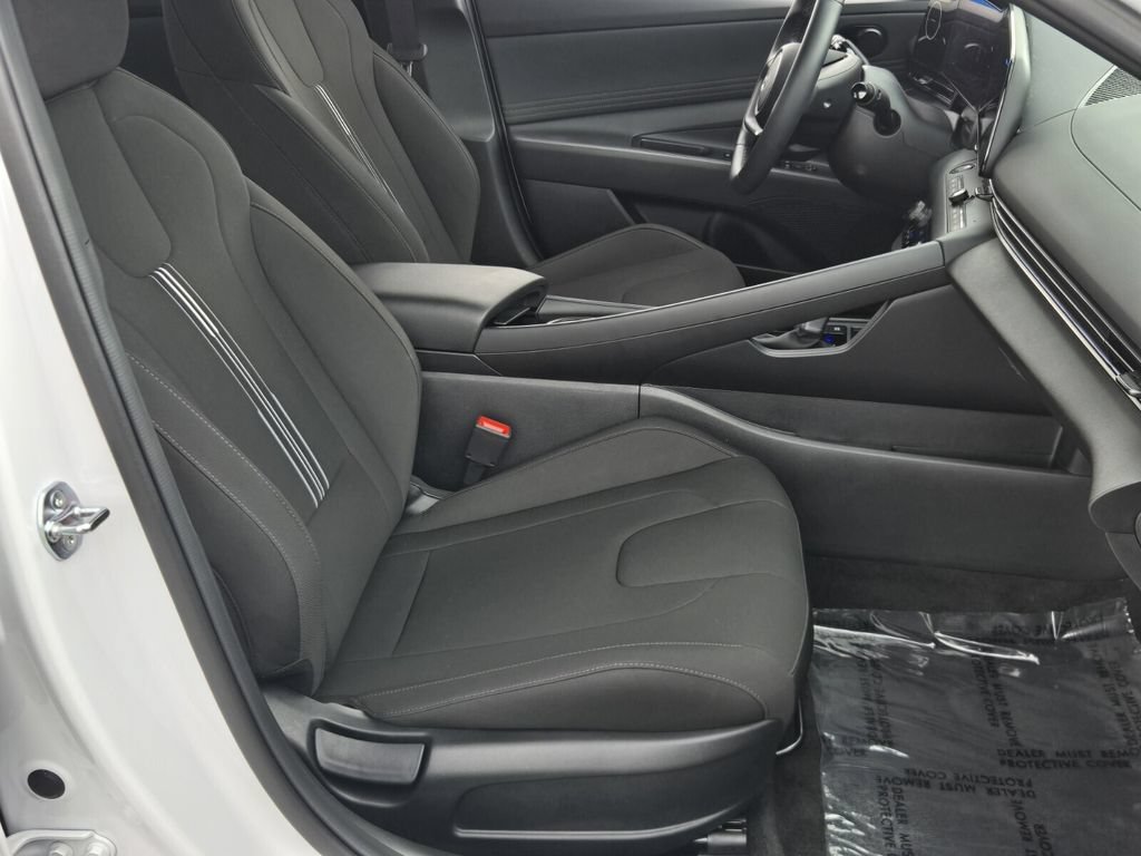 Certified 2025 Hyundai Elantra SEL FWD image 17