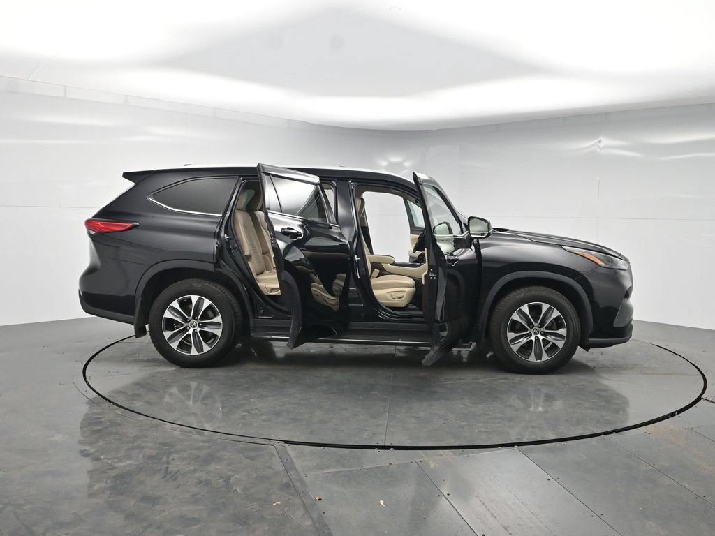 Used 2022 Toyota Highlander XLE AWD/4WD image 50