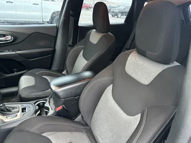 Used 2015 Jeep Cherokee Sport FWD image 3
