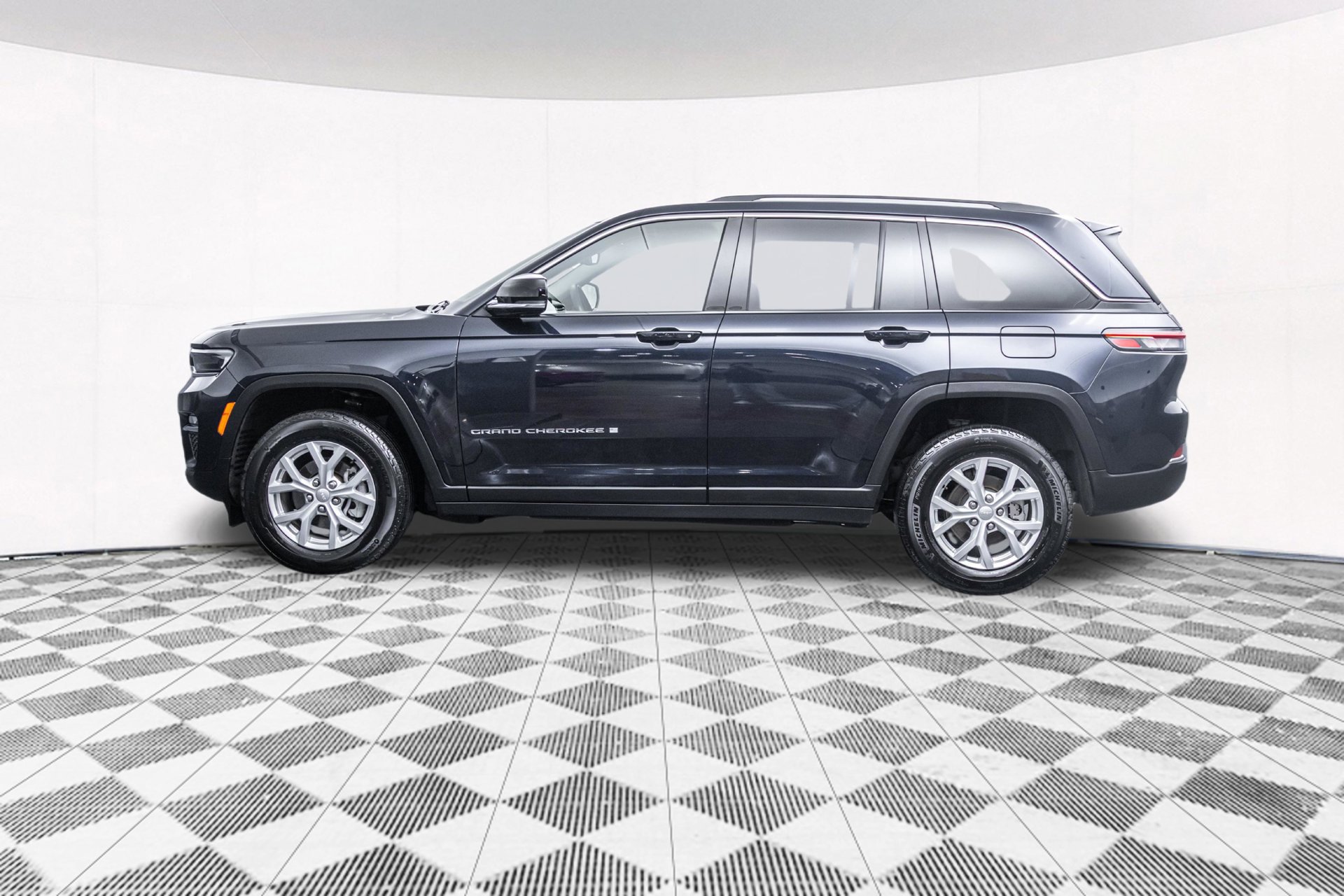 Used 2023 Jeep Grand Cherokee Limited AWD/4WD image 7