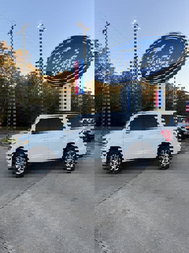 Used 2021 Ford Expedition XLT image 3