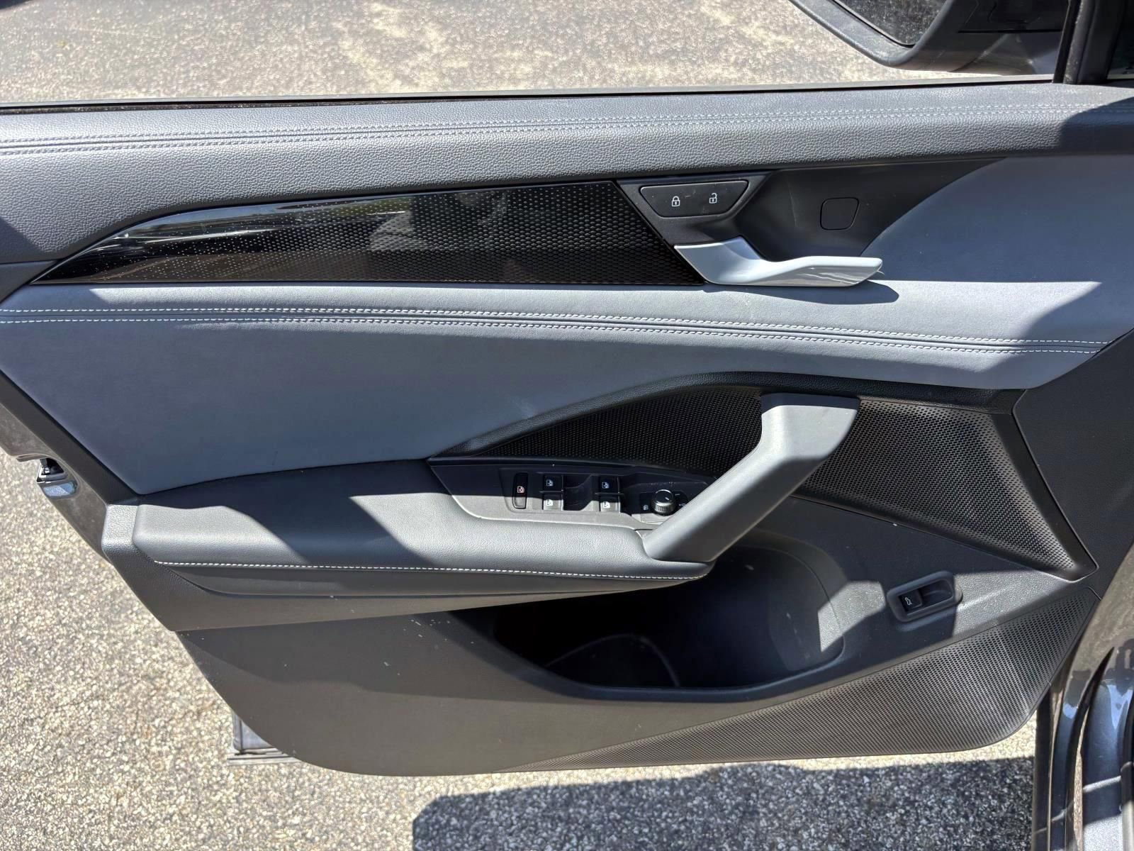 Used 2025 Volkswagen Tiguan SE R-Line AWD/4WD image 11