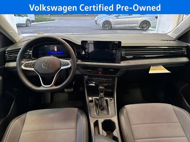 Certified 2025 Volkswagen Jetta SE w/ Sunroof Package image 21