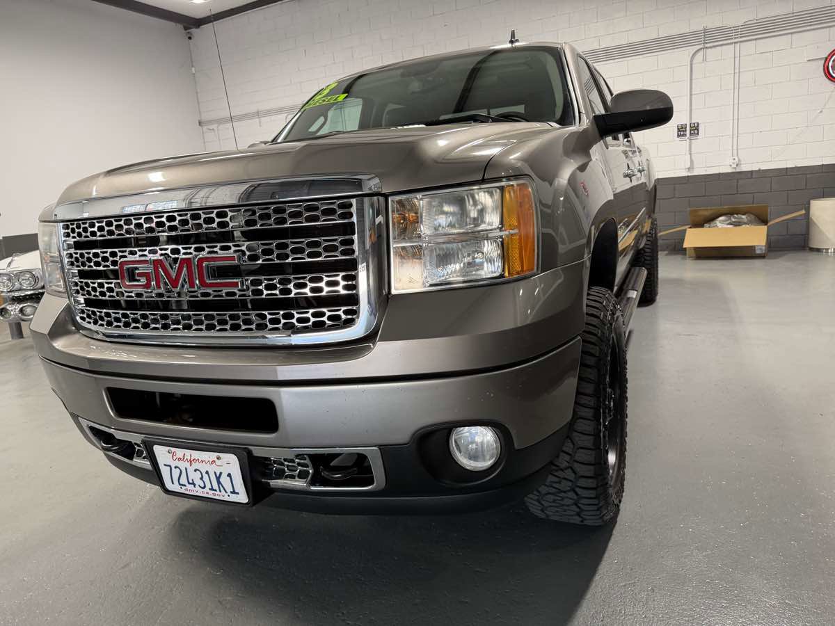 Used 2013 GMC Sierra 2500 Denali w/ Suspension Package, Off-Road AWD/4WD image 9