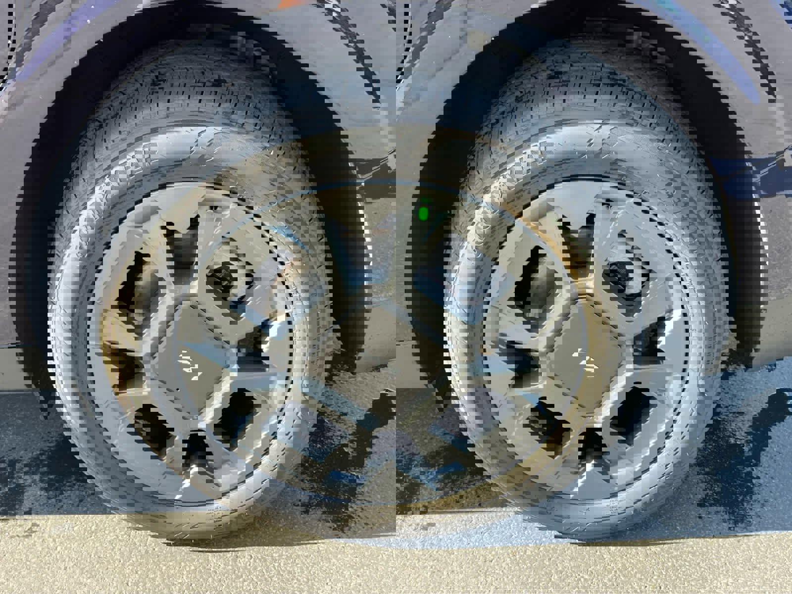 Used 2025 Kia Carnival EX image 14