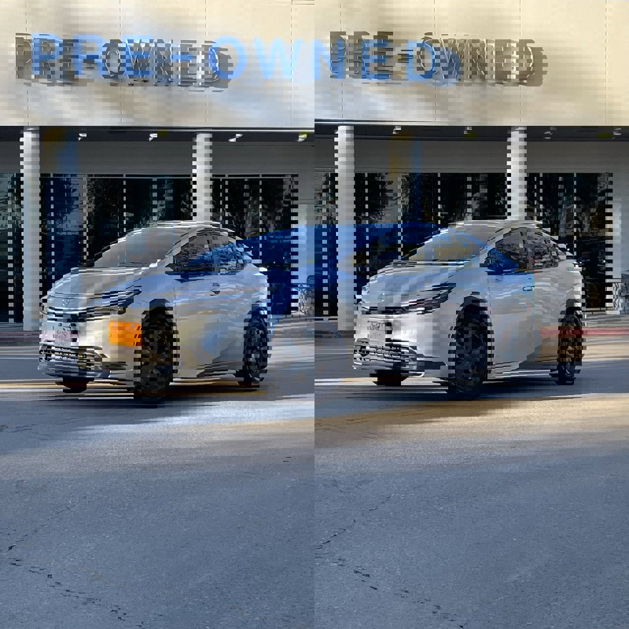 Used 2023 Toyota Prius LE image 1