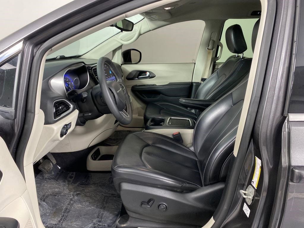 Used 2023 Chrysler Pacifica Touring-L image 7