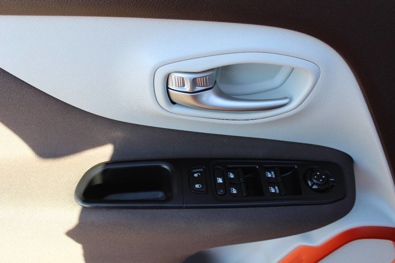 Used 2016 Jeep Renegade Latitude w/ Cold Weather Group FWD image 18