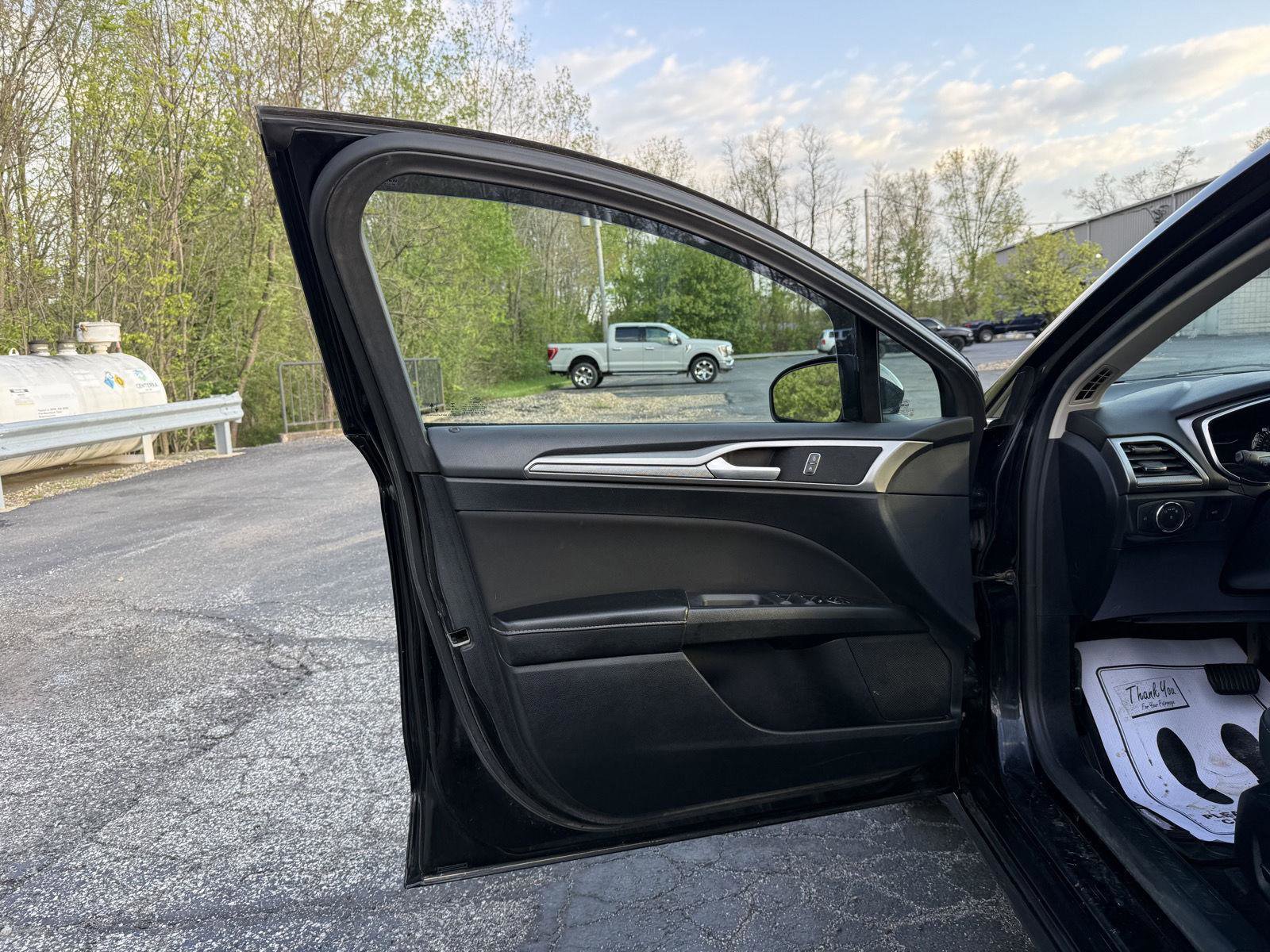 Used 2020 Ford Fusion SE FWD image 12