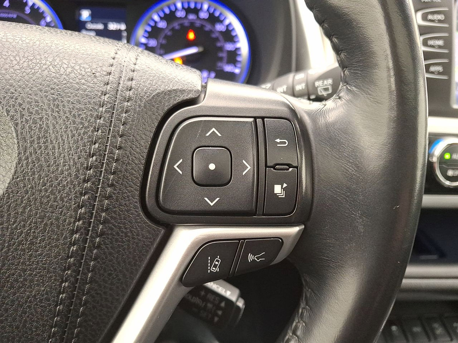 Certified 2019 Toyota Highlander SE image 18