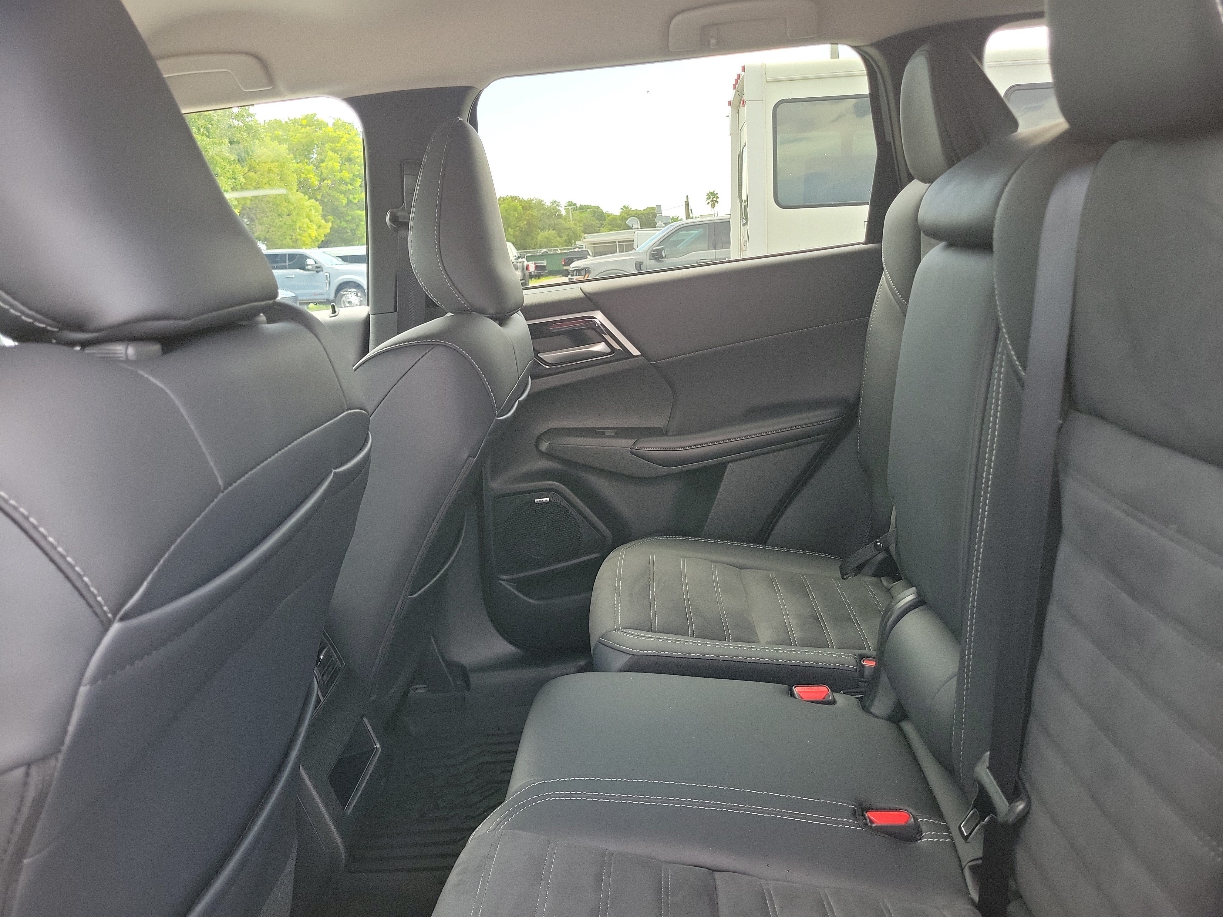 Used 2025 Mitsubishi Outlander SE FWD image 14