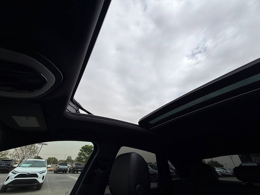 Used 2025 Porsche Macan AWD/4WD image 22