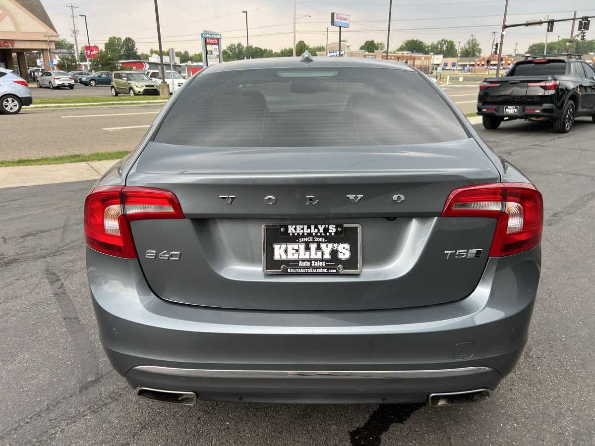 Used 2018 Volvo S60 T5 Inscription Platinum image 4