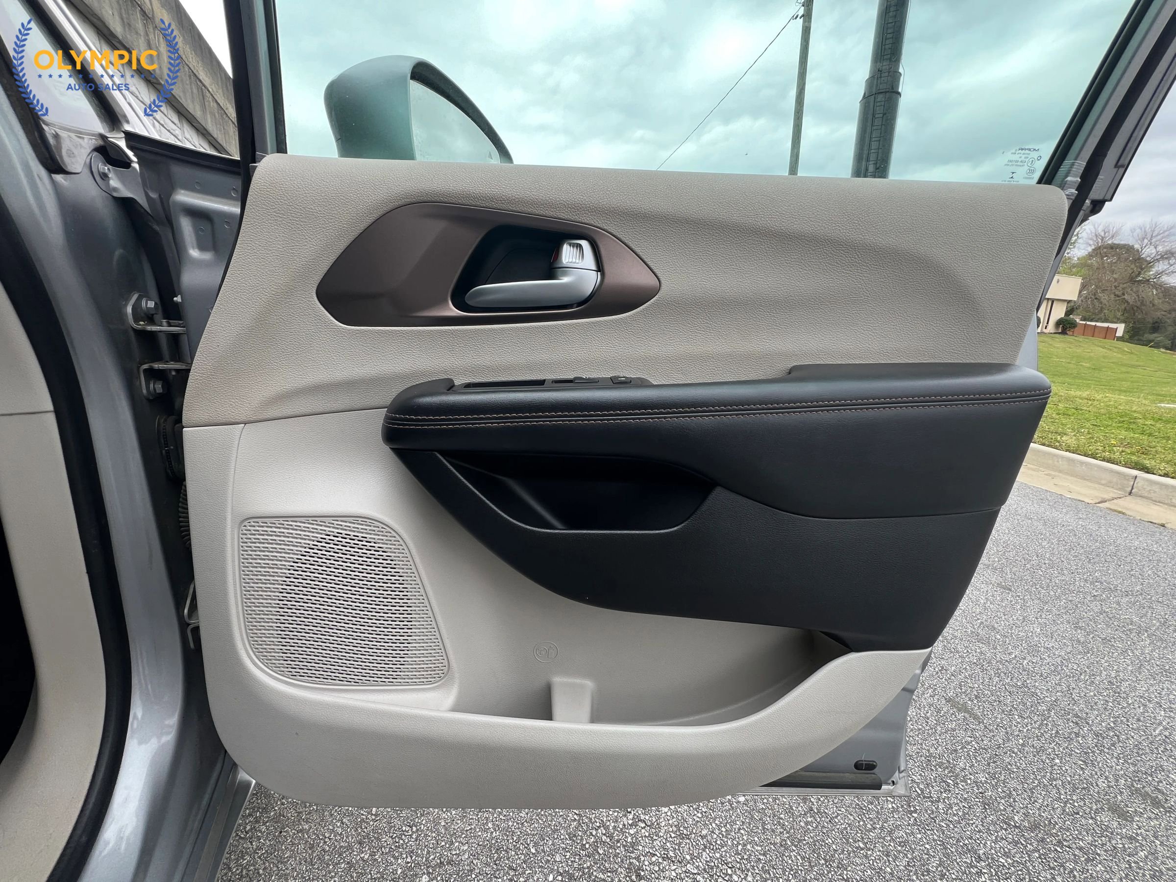 Used 2017 Chrysler Pacifica Touring-L image 46