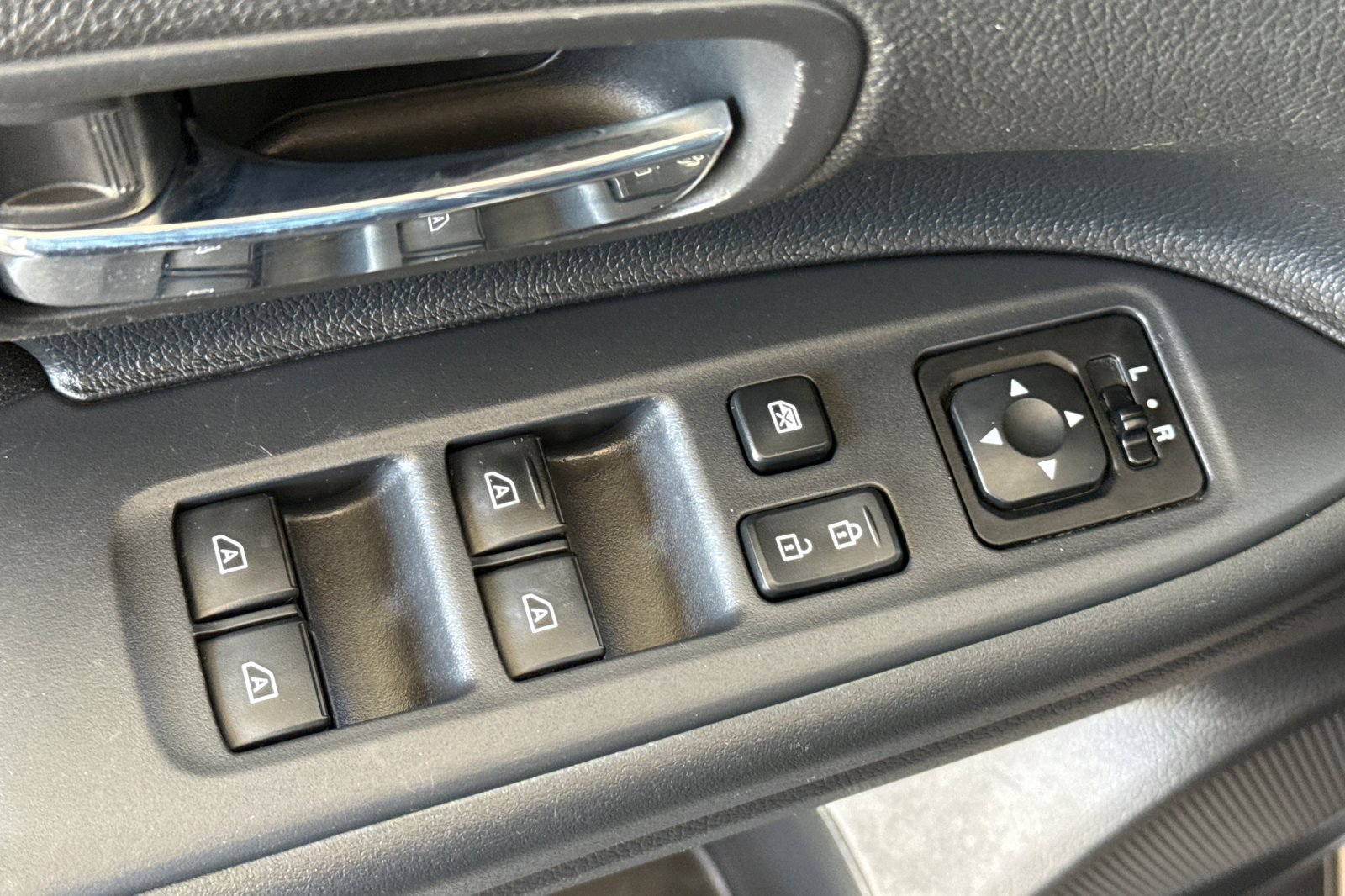 Used 2020 Mitsubishi Outlander ES FWD image 18