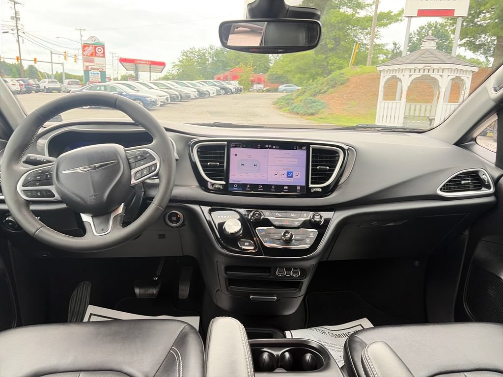 Used 2025 Chrysler Pacifica Select FWD image 13