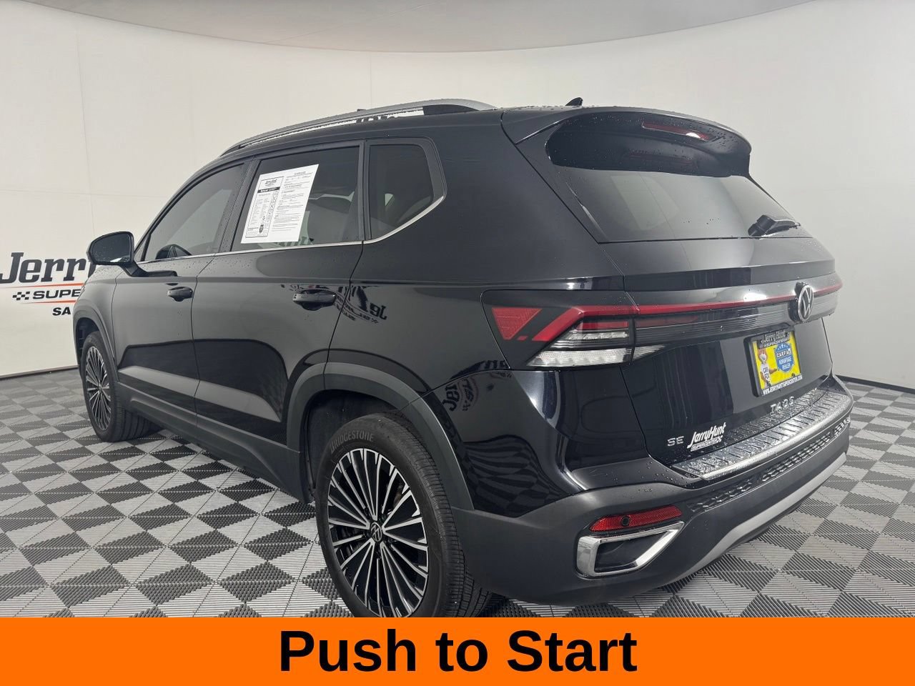 Used 2025 Volkswagen Taos SE w/ Panoramic Sunroof Package FWD image 10