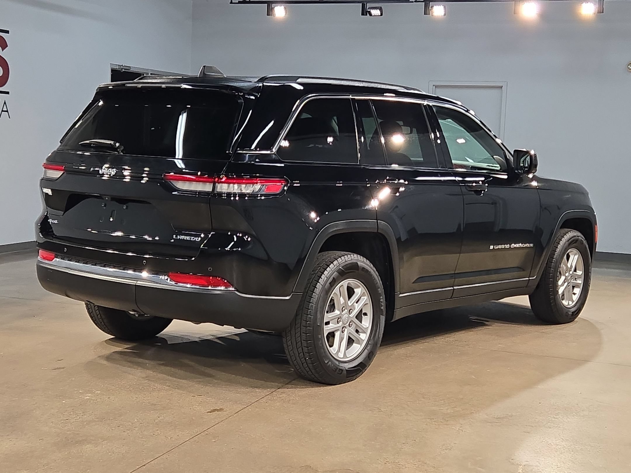 Used 2023 Jeep Grand Cherokee Laredo AWD/4WD image 7