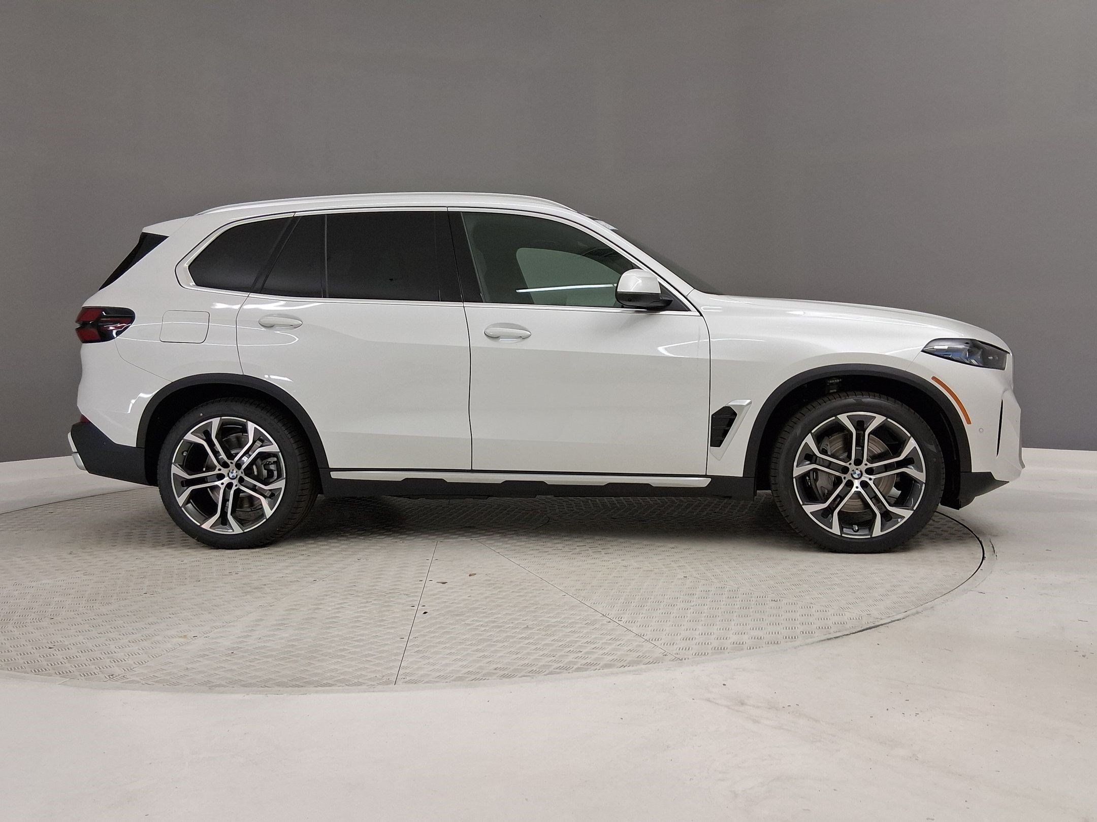 New 2026 BMW X5 xDrive50e w/ Premium Package AWD/4WD image 6