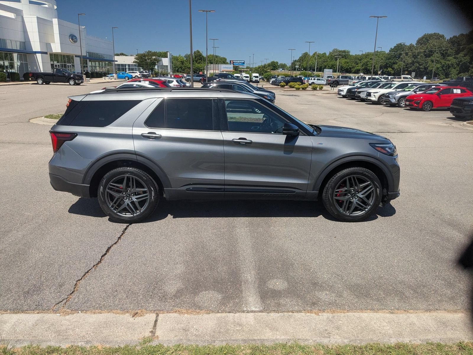 Used 2025 Ford Explorer ST-Line w/ ST-Line Street Pack AWD/4WD image 2