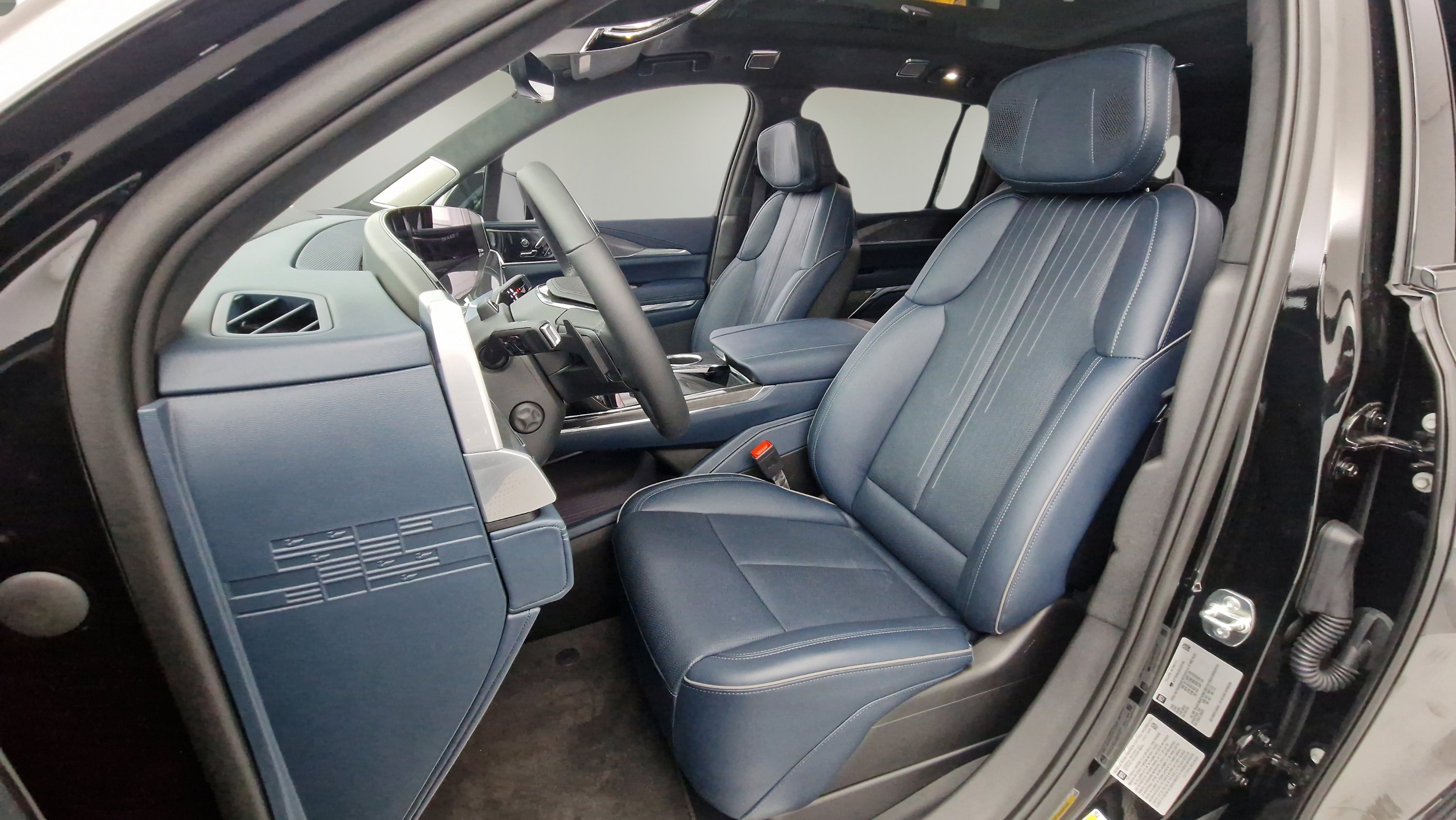 New 2025 Cadillac Escalade IQ Sport 2 w/ LPO, ONYX Package image 15