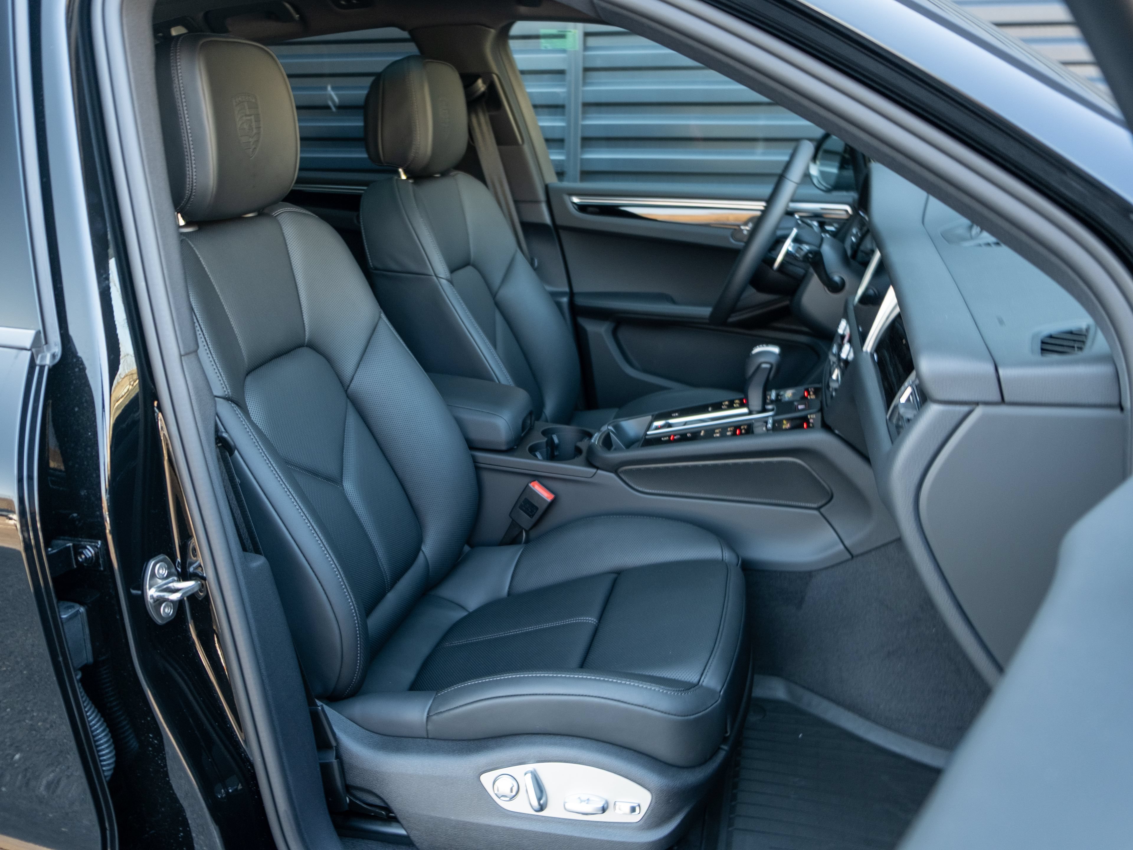 Certified 2026 Porsche Macan Turbo AWD/4WD image 39