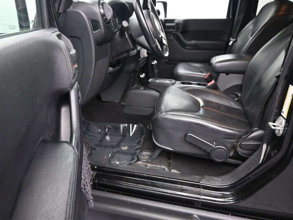 Used 2015 Jeep Wrangler Unlimited Sahara AWD/4WD image 11