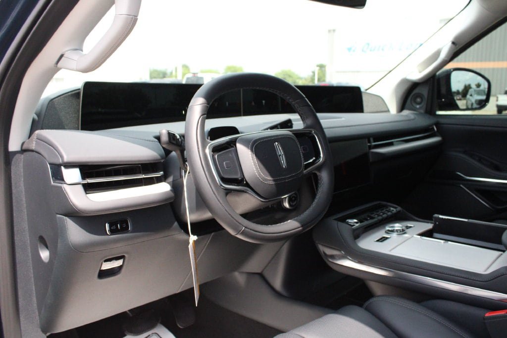 New 2027 Lincoln Navigator Reserve w/ Jet Appearance Package AWD/4WD image 2
