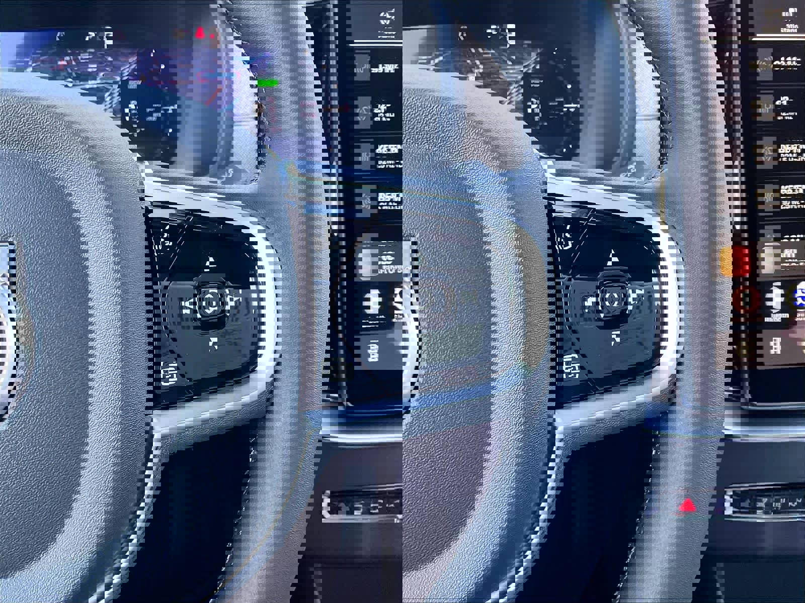 New 2026 Volvo XC90 T8 Plus w/ Protection Package Premier image 18