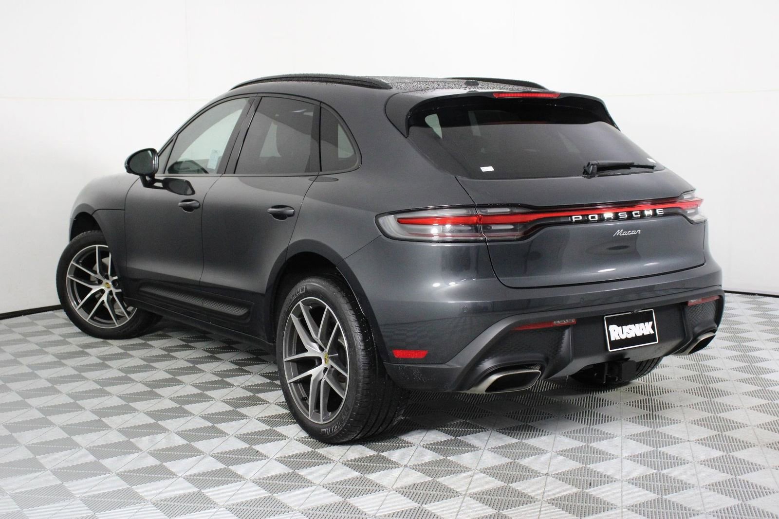 Certified 2025 Porsche Macan image 3