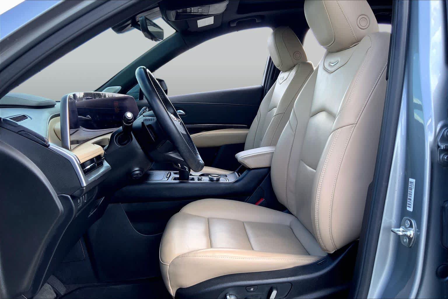 Used 2025 Cadillac XT4 Premium Luxury w/ Technology Package FWD image 8