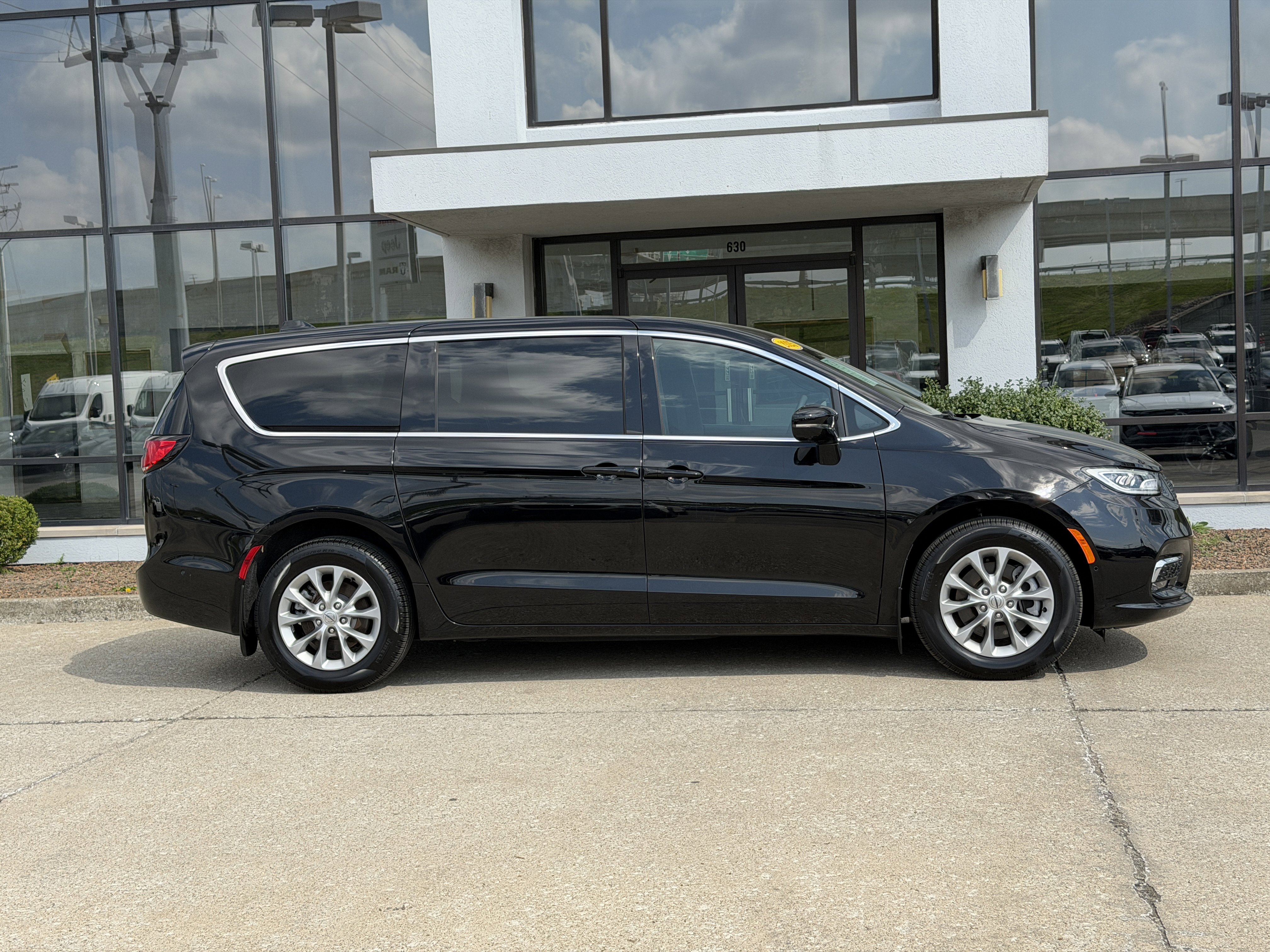 Used 2025 Chrysler Pacifica Select AWD/4WD image 3