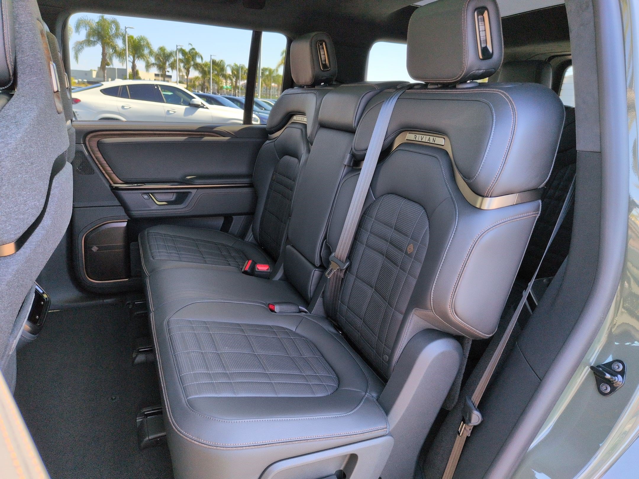 Used 2026 Rivian R1S Premium AWD/4WD image 31