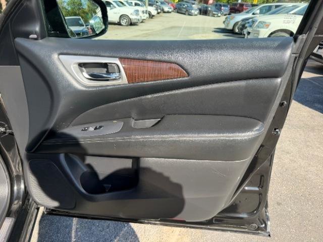 Used 2016 Nissan Pathfinder Platinum w/ Family Entertainment Package AWD/4WD image 40