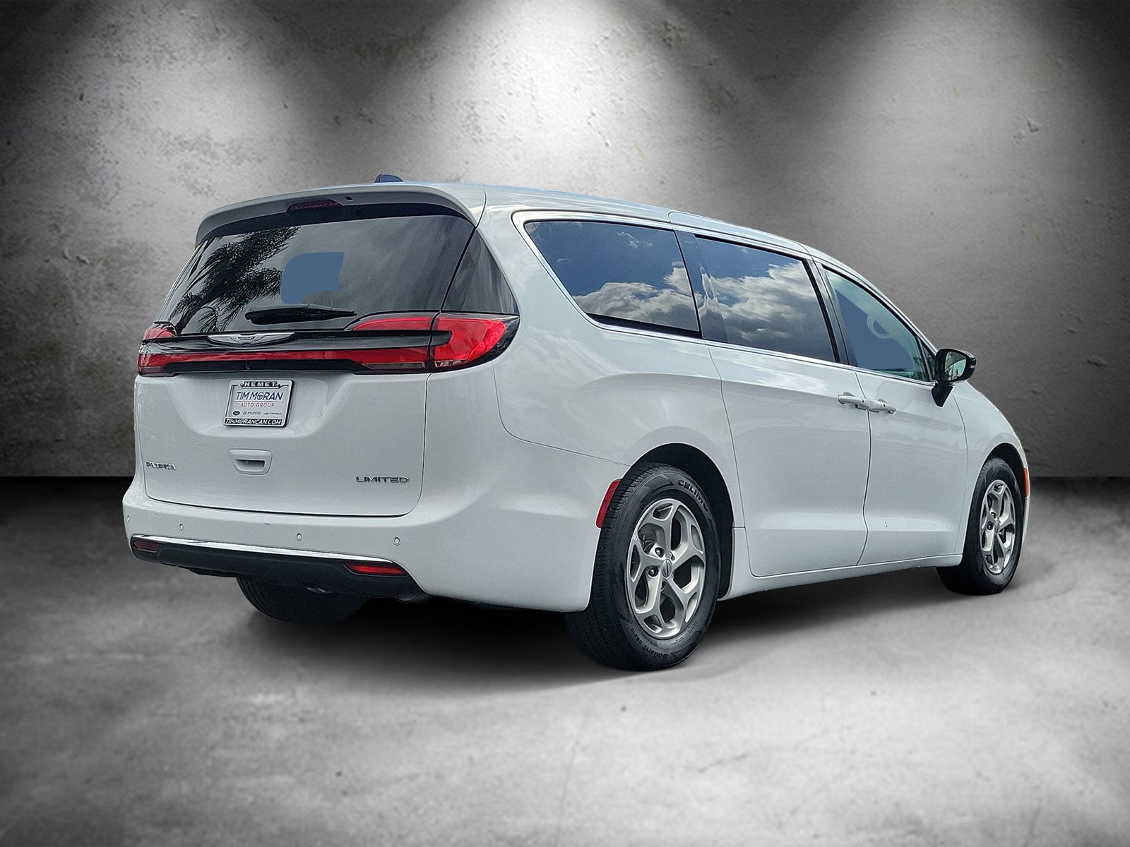 Used 2024 Chrysler Pacifica Limited FWD image 3