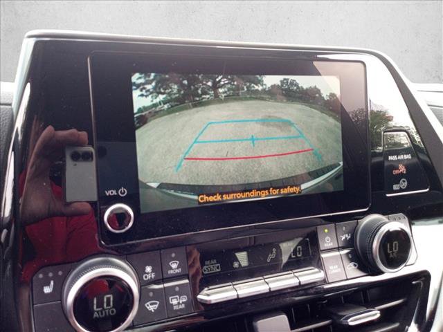 Used 2024 Toyota Highlander XLE FWD image 21