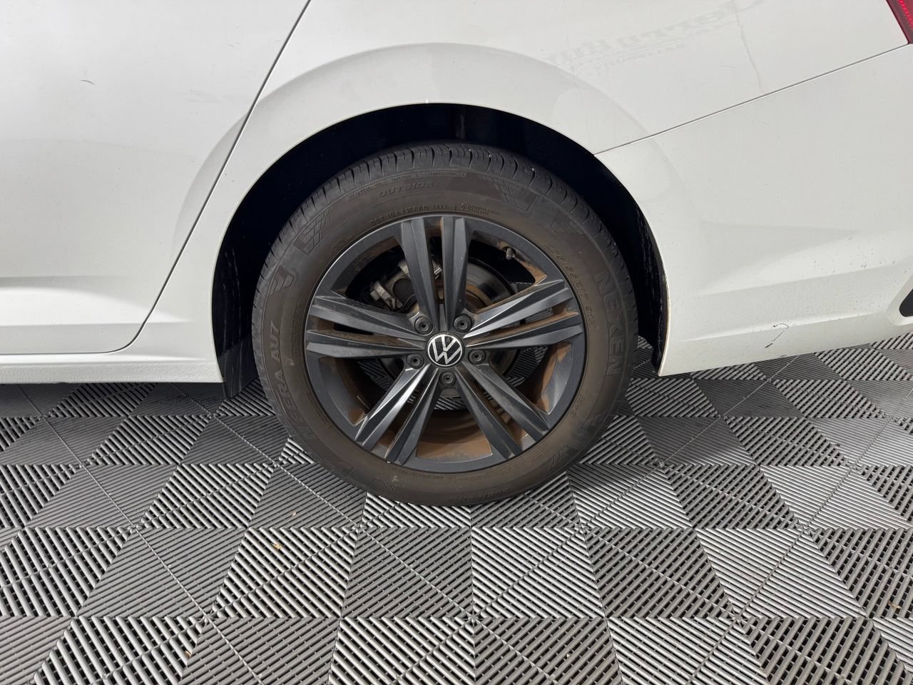 Used 2023 Volkswagen Jetta SE w/ Panoramic Sunroof Package FWD image 13