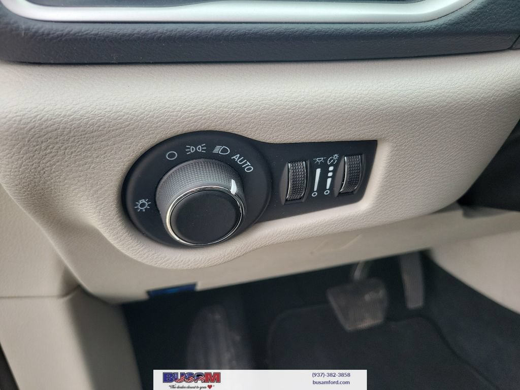 Used 2023 Chrysler Voyager LX FWD image 14