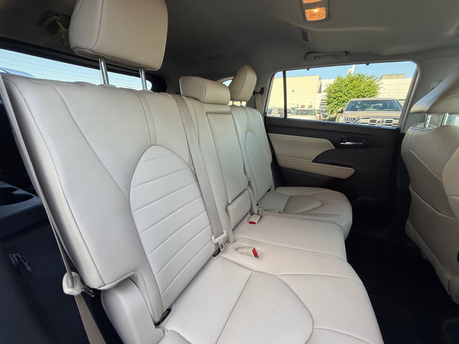 Used 2021 Toyota Highlander XLE AWD/4WD image 18