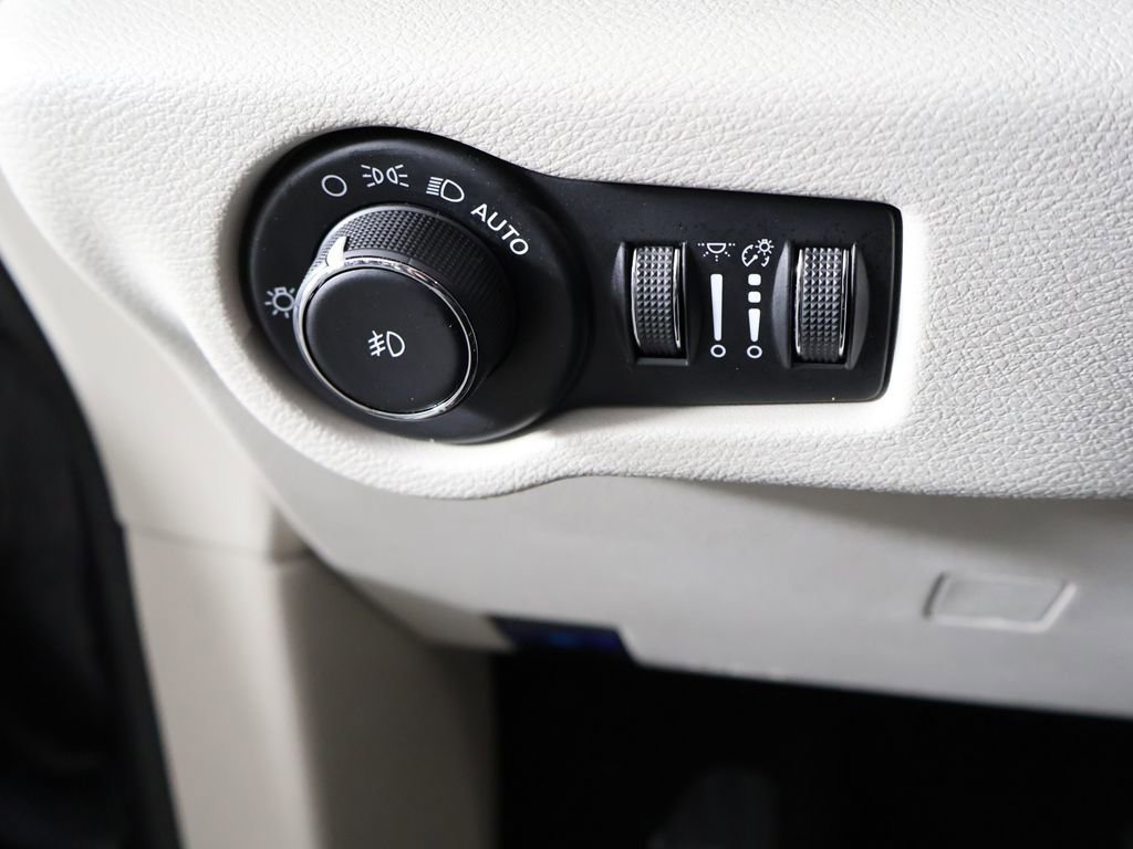 Used 2023 Chrysler Pacifica Touring-L FWD image 40