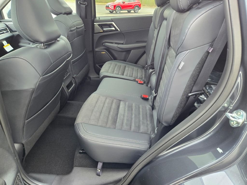 New 2025 Mitsubishi Outlander SE image 14