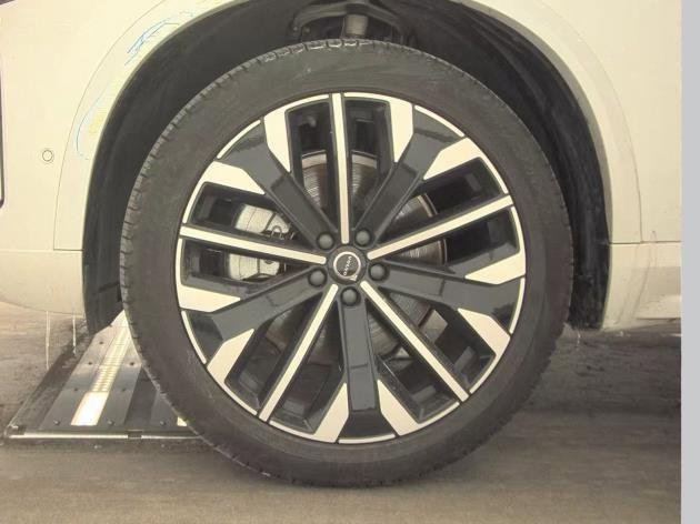 Used 2025 Volvo XC90 B6 Plus image 7