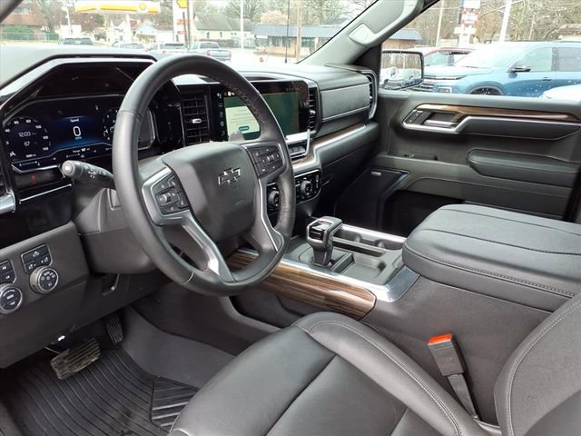 Used 2025 Chevrolet Silverado 1500 LT Trail Boss w/ Convenience Package II image 3