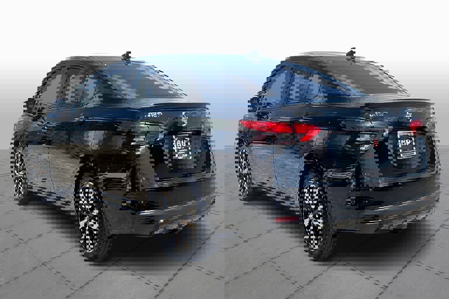 Used 2021 Nissan Versa SR w/ Convenience Package image 12