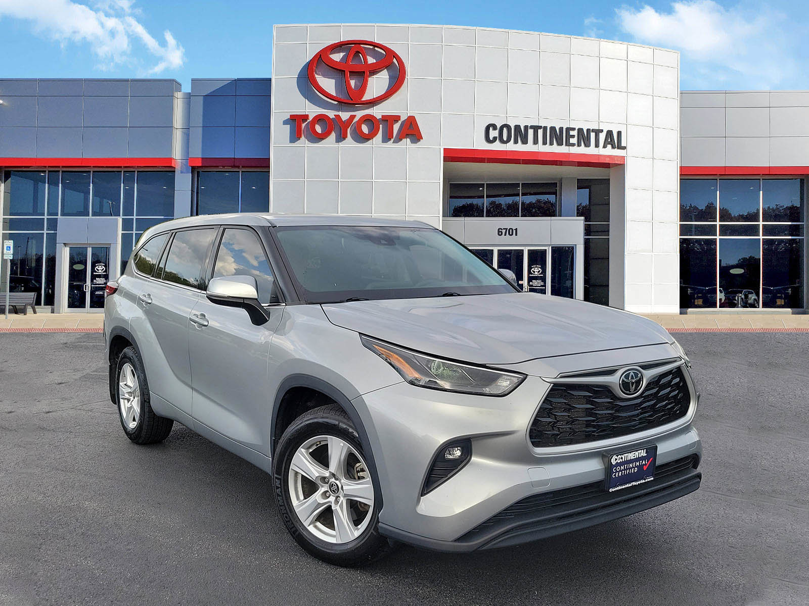 Used 2022 Toyota Highlander LE AWD/4WD image 2