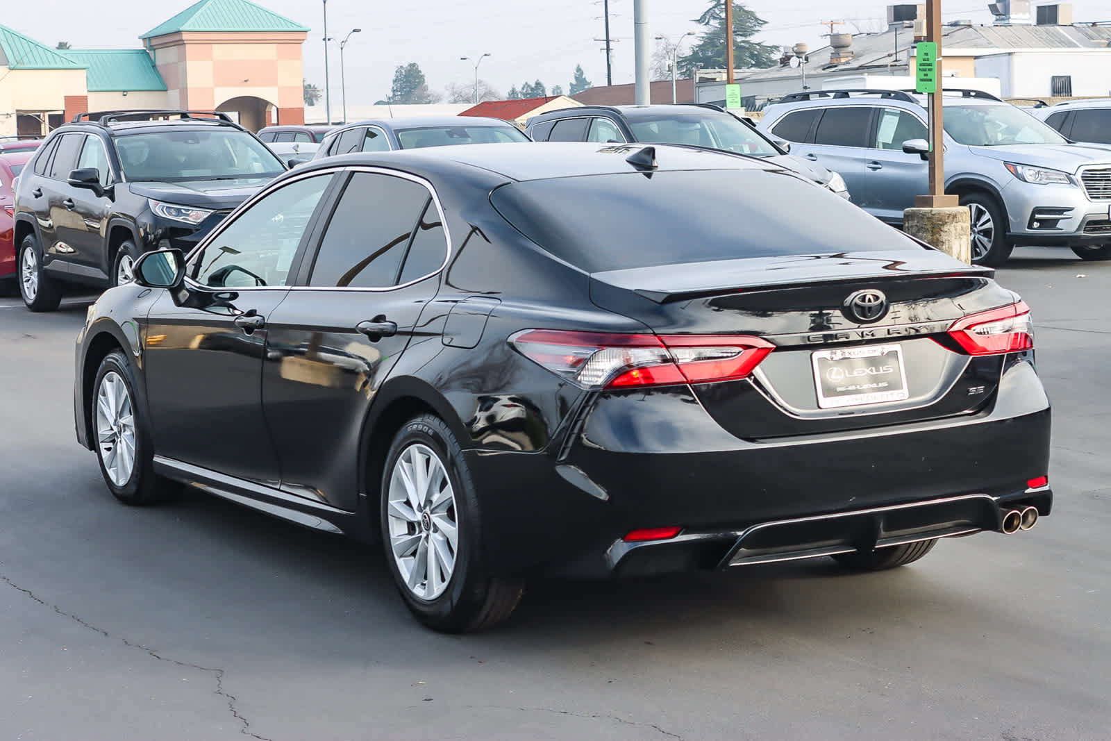 Used 2022 Toyota Camry SE image 2