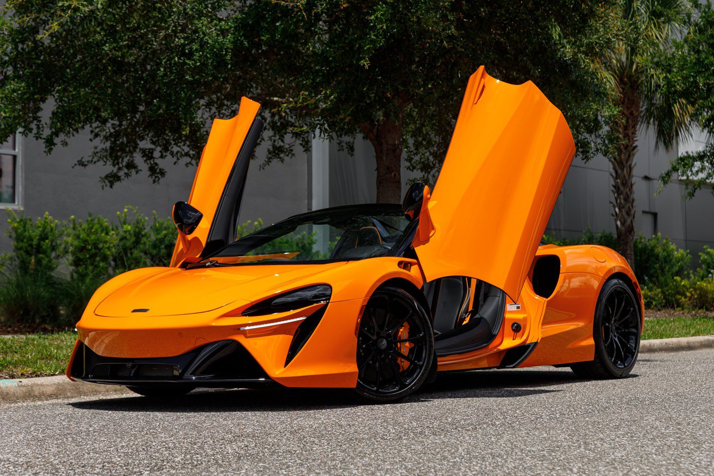 Used 2025 McLaren Artura Spider RWD image 33