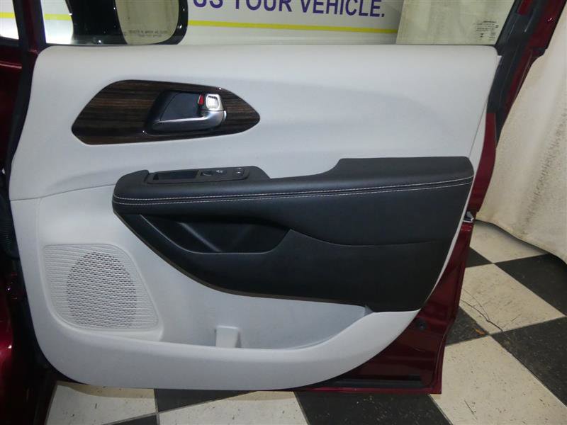 Used 2023 Chrysler Pacifica Limited AWD/4WD image 31