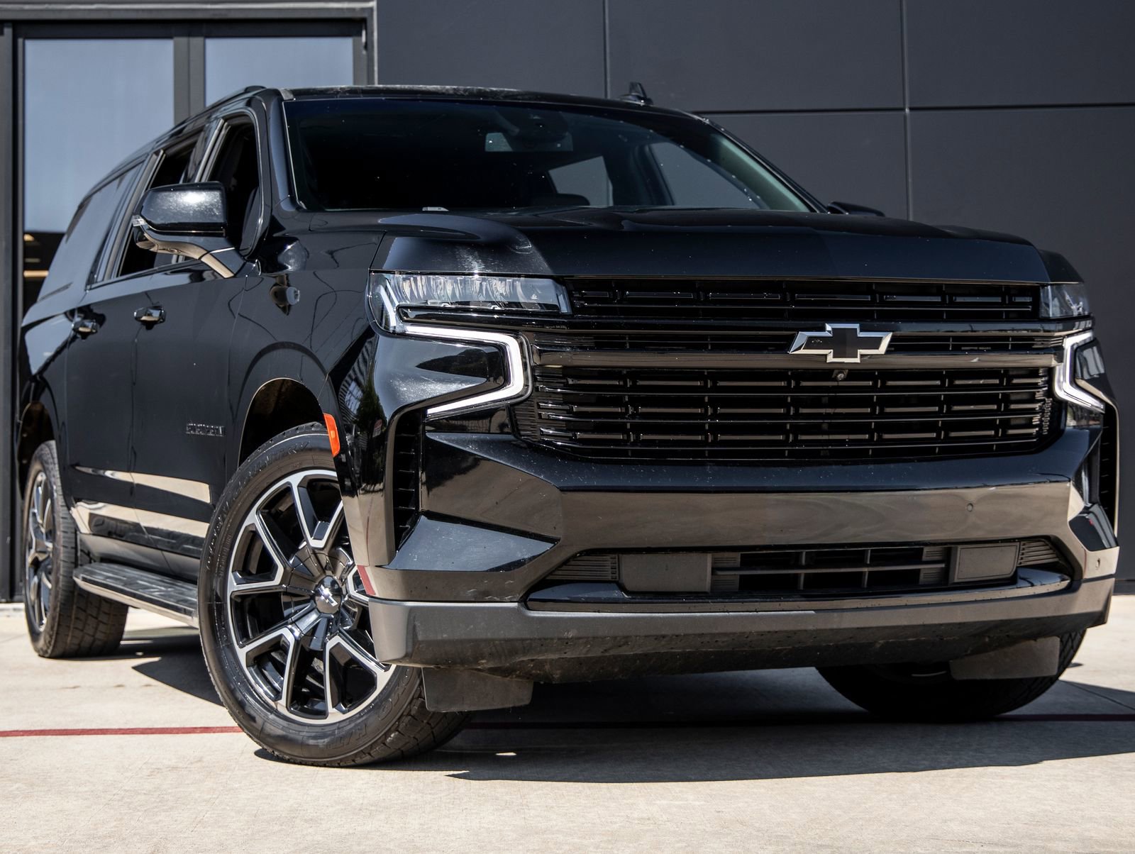 Used 2023 Chevrolet Suburban RST w/ Luxury Package video 2
